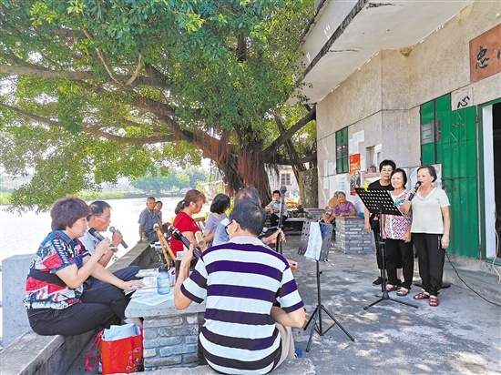 ▲仓东村村民的幸福生活。严建广 摄 ▲仓东村村民的幸福生活。严建广 摄