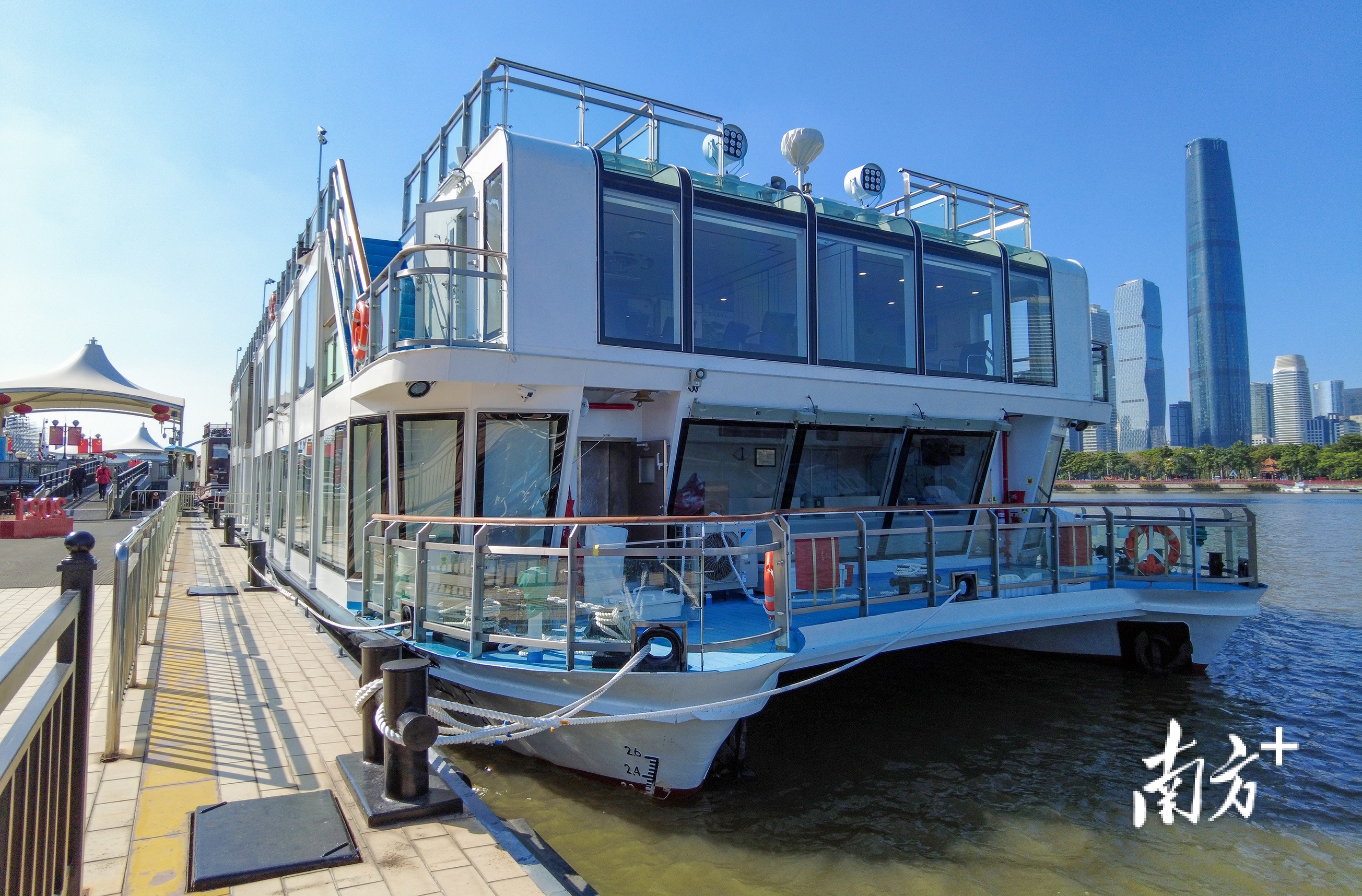 抢先看国内最大内河纯电动力游船王子号到广州了