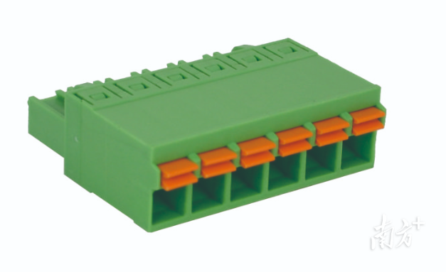 科蓝康大精密塑胶五金（东莞）有限公司生产的免锁螺丝对插式插头