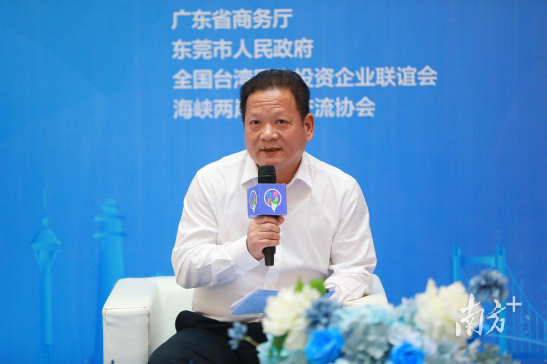 东莞市台港澳事务局副局长陈润枝现场介绍台博会