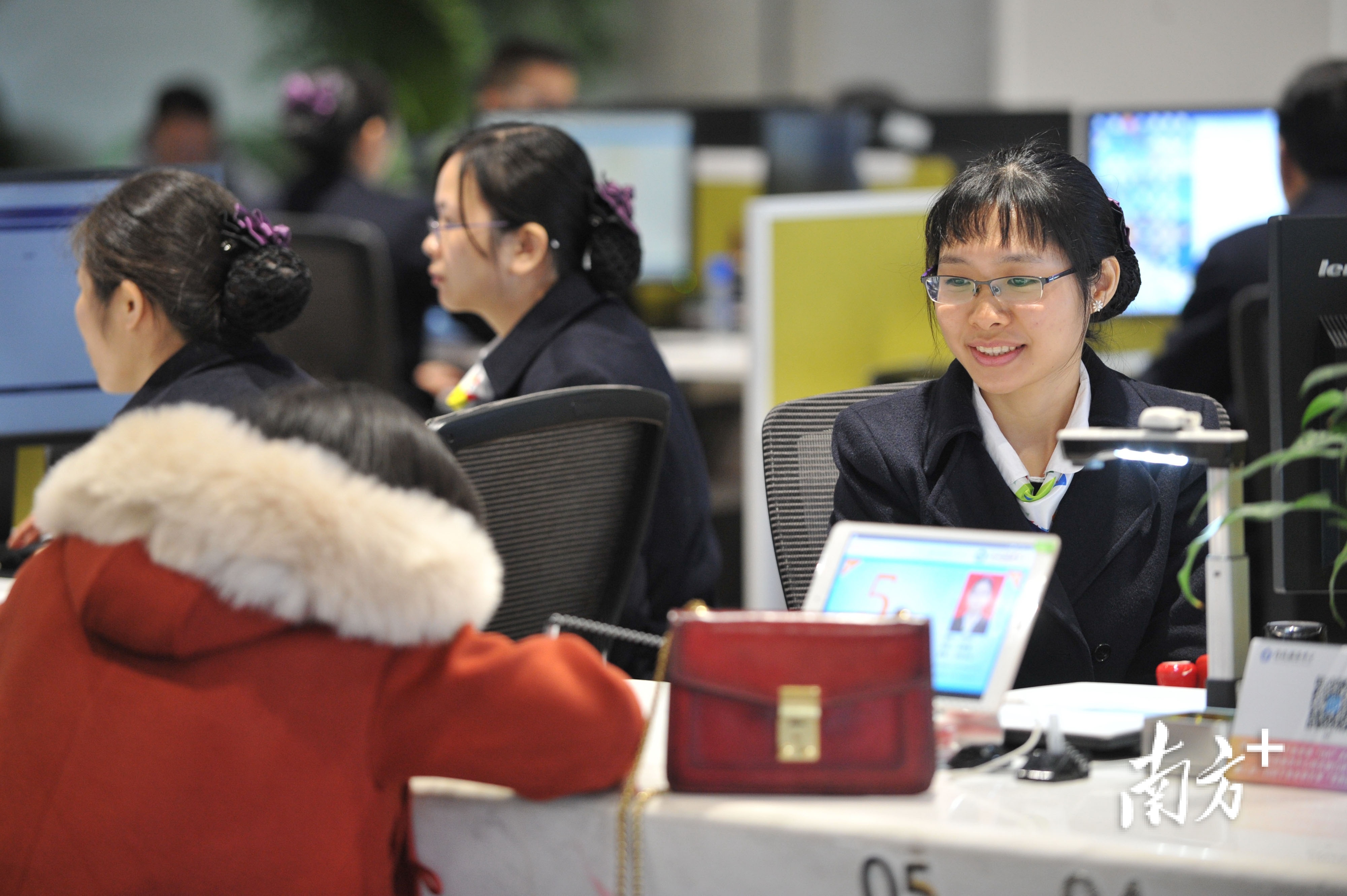 为进一步推进法人一门式改革，禅城打造商事经营主题办（证照联办）“心”模式，实现企业办事效率再提速。 戴嘉信 摄