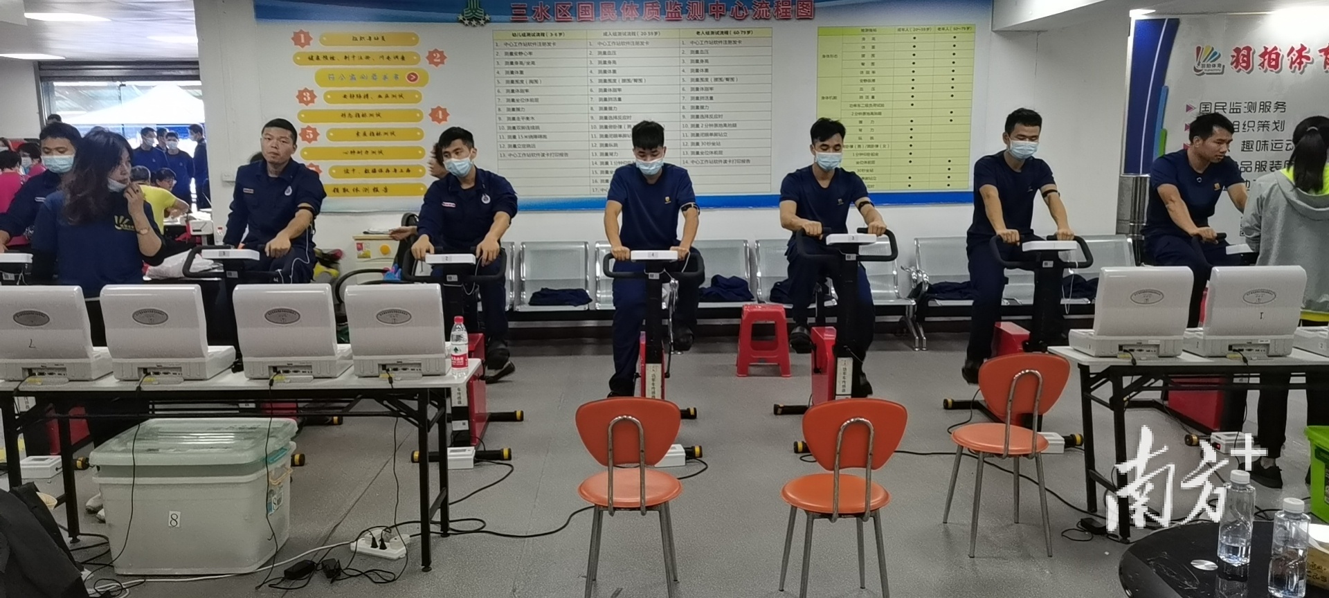市民进行体质测试项目。