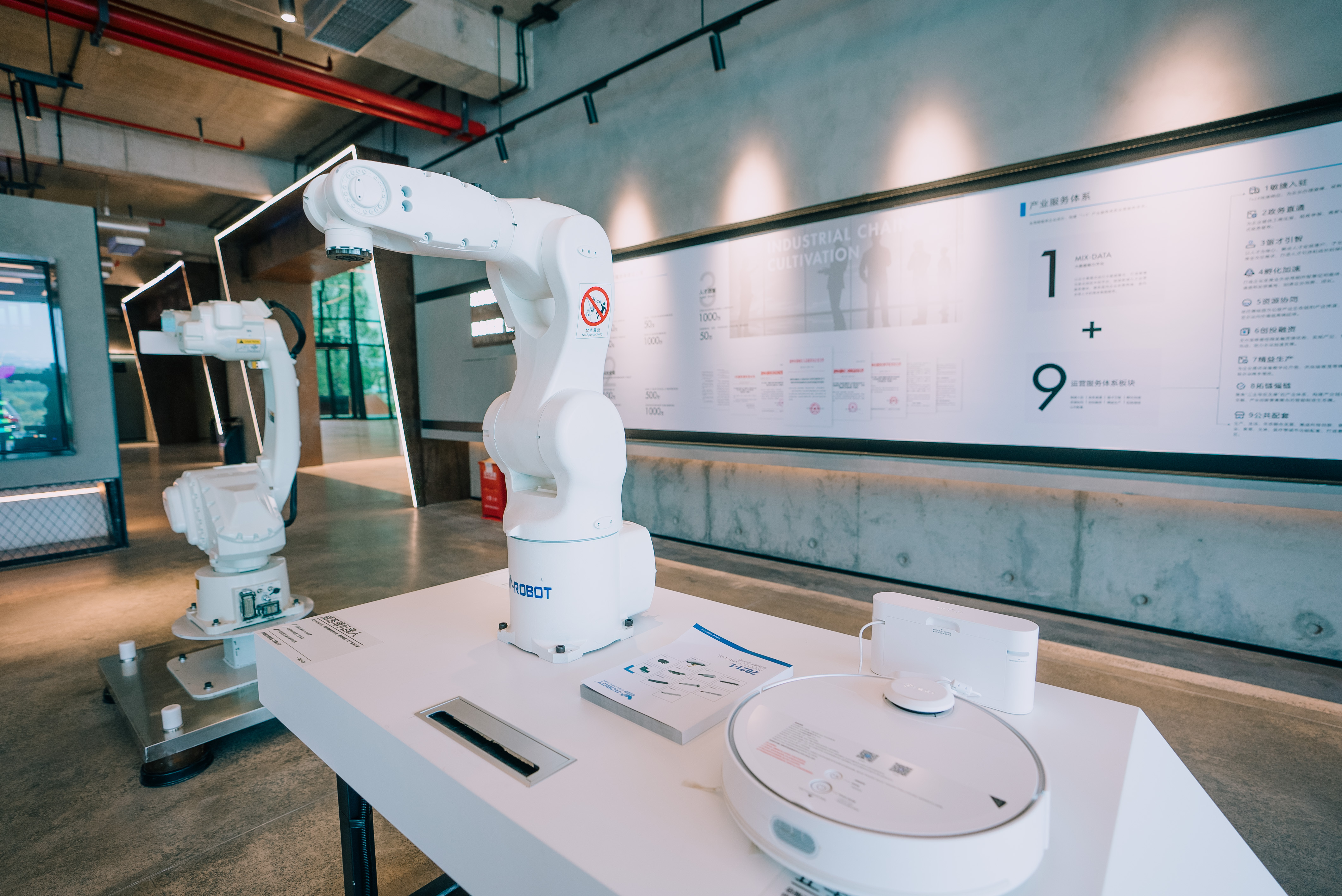 展厅里展示着签约入驻企业的科技产品。