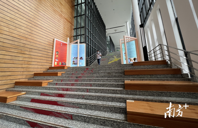 松山湖图书馆阅读阶梯。