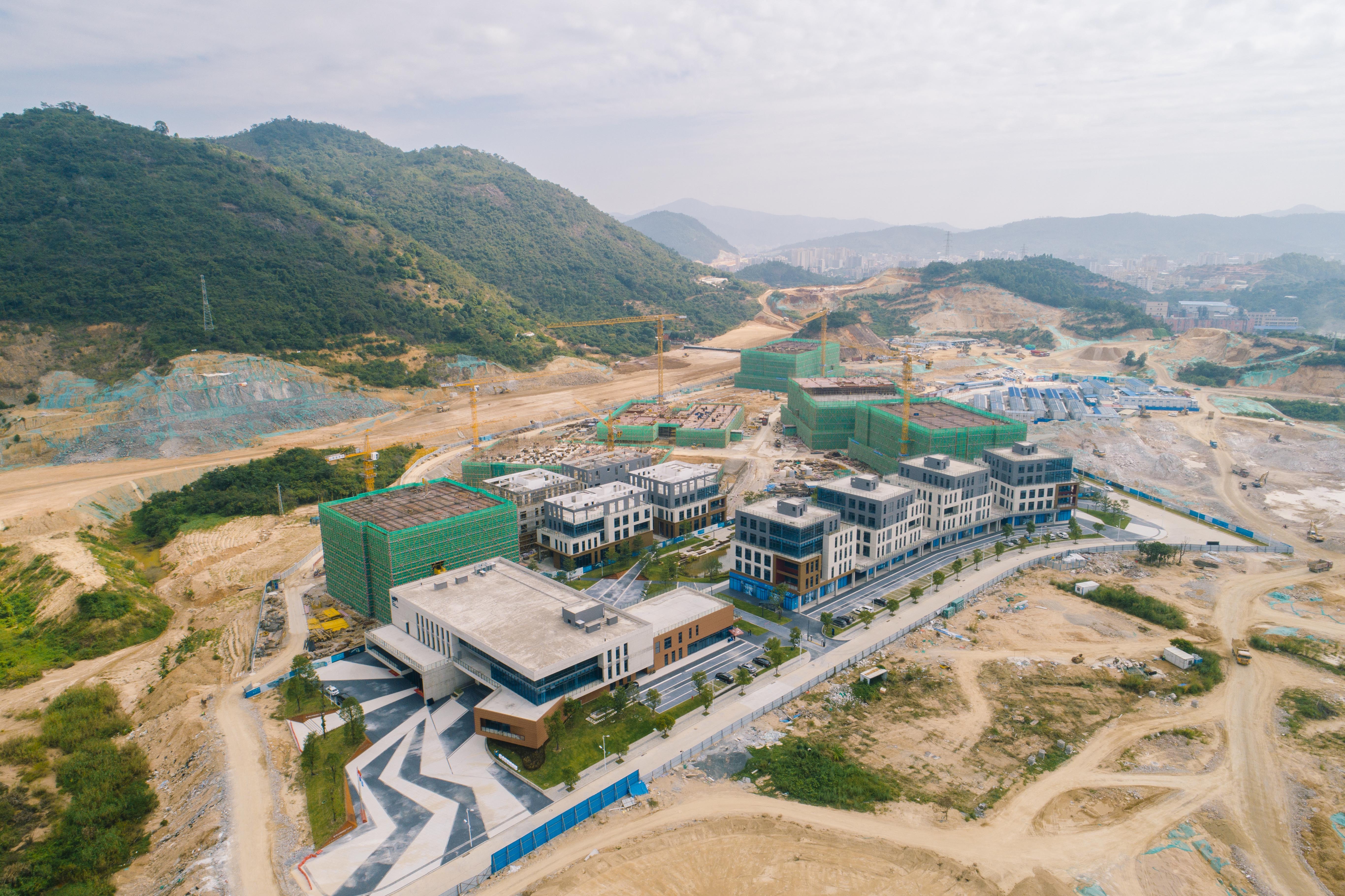 计划总投资300亿元的惠阳梅龙湖智能制造产业新城显现雏形,一期计划明年投产。