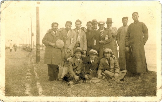 林基路为黄新波等拍摄的照片。 台山市博物馆供图 林基路为黄新波等拍摄的照片。 台山市博物馆供图