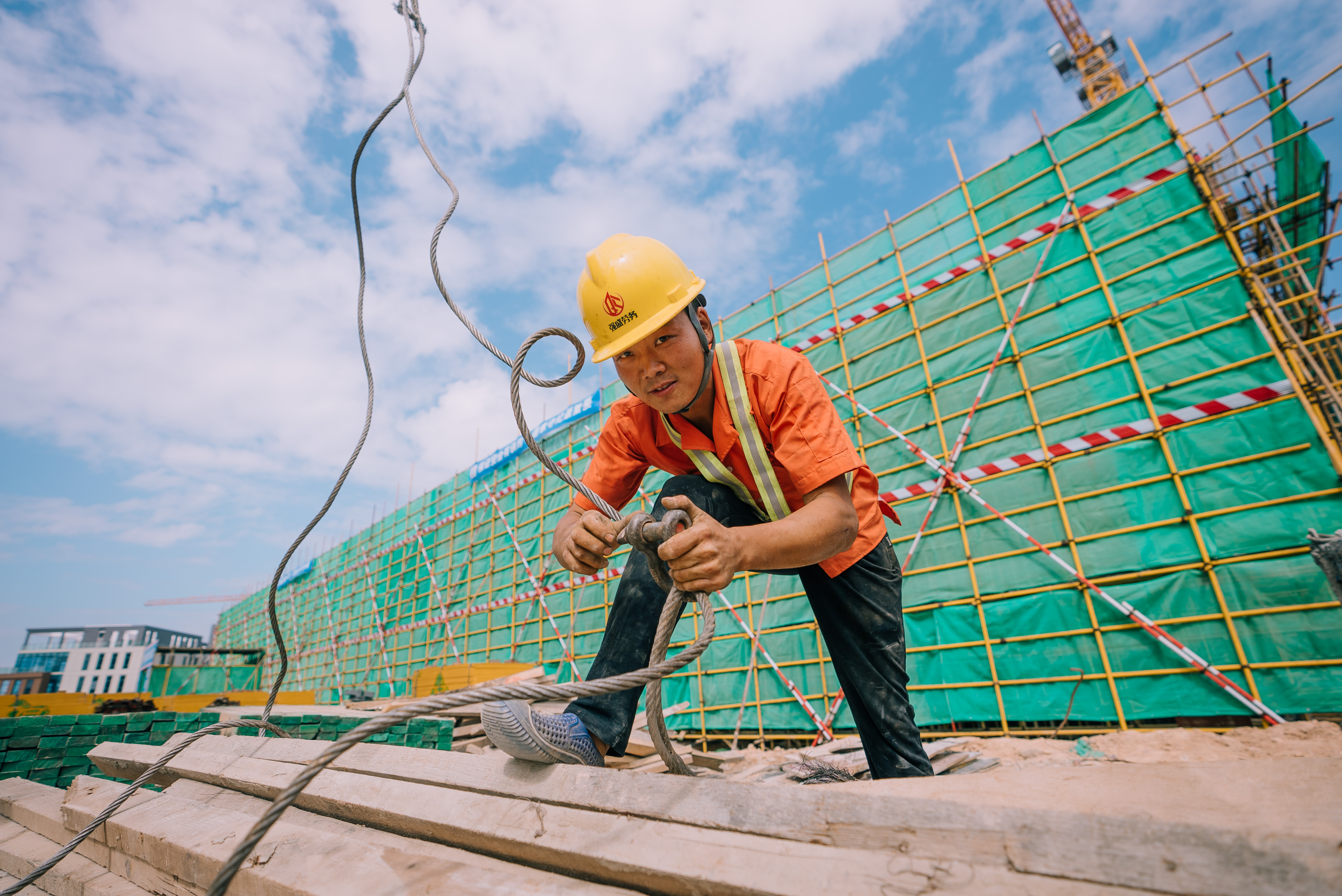 工人正在工地上抓紧施工。