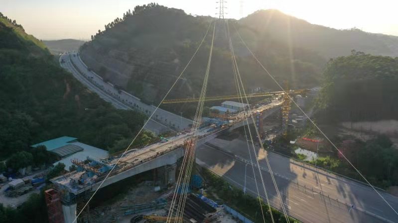 广汕高铁博罗段横跨双龙大道。 广汕高铁博罗段横跨双龙大道。