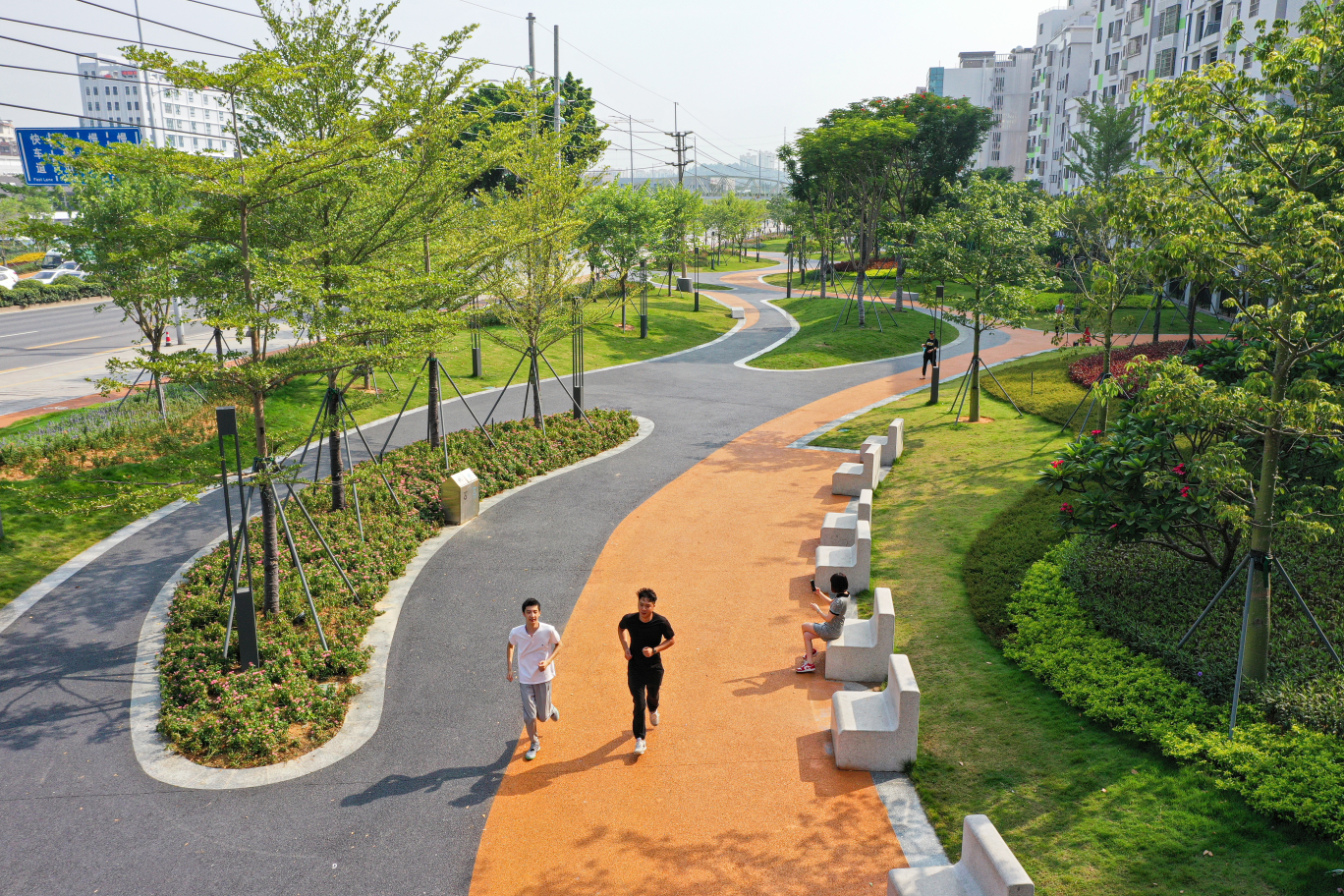 市民在白云大道两旁的活力橙跑道上运动。石建华 谭札烽 摄