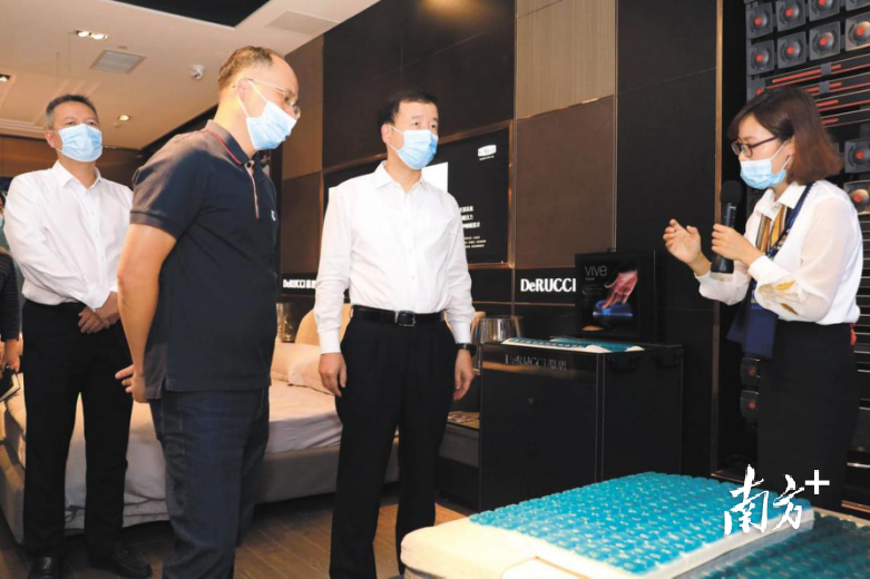 肖亚非到厚街调研经济社会发展工作。图为在慕思健康睡眠股份有限公司调研。程永强 摄