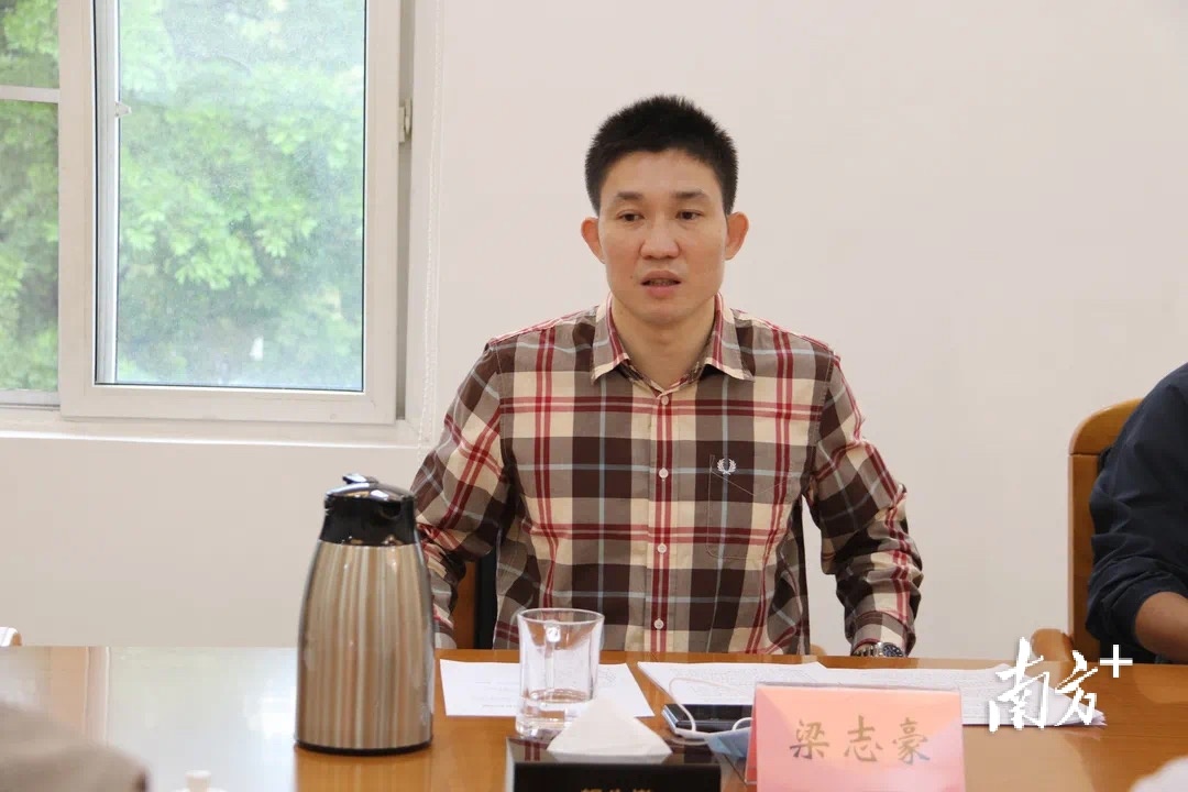 梁志豪指出,当前全镇经济运行还面临着不少风险和挑战,各部门要清醒