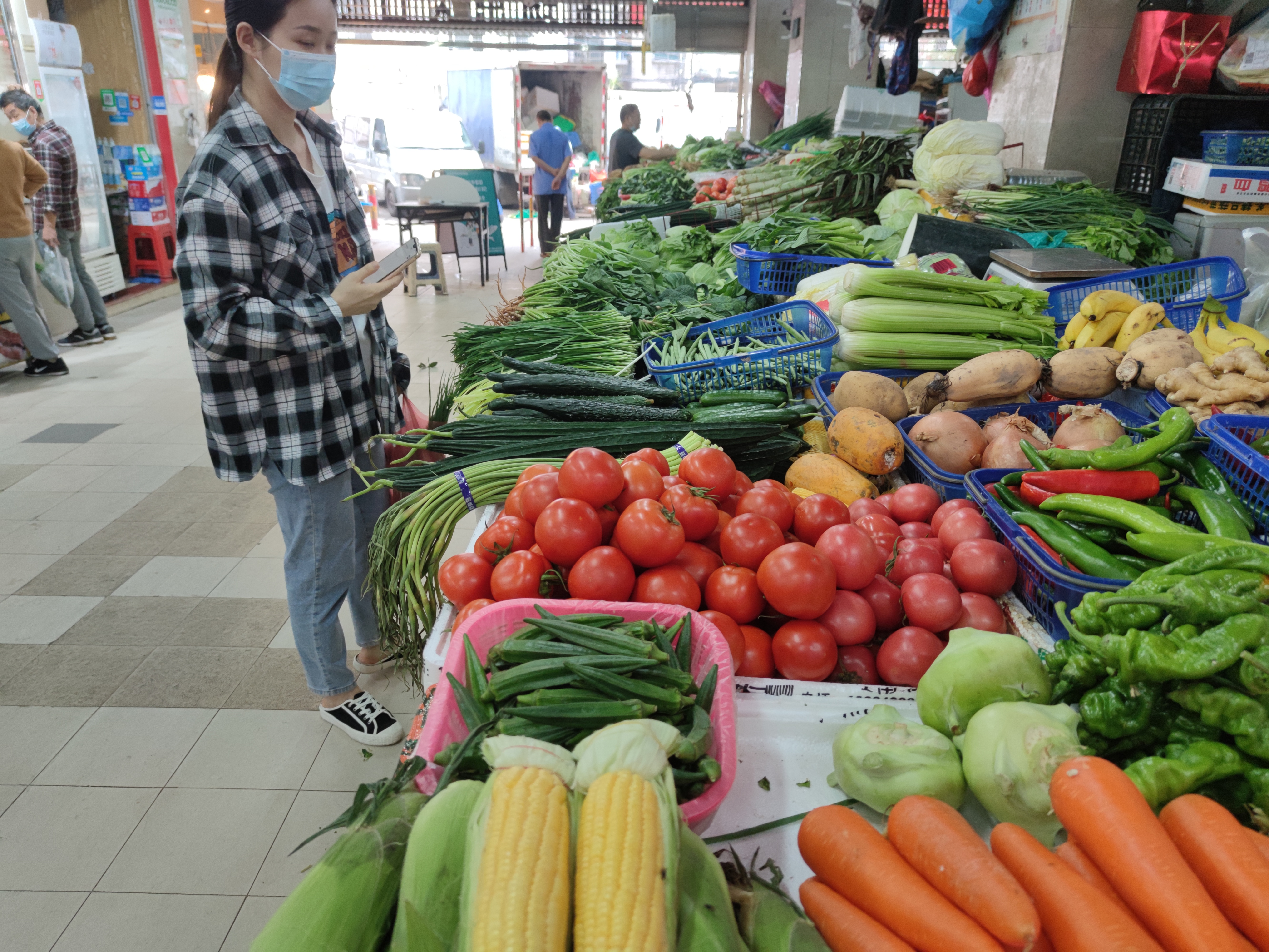 根据广州江南果菜批发市场发布的数据,10月该市场蔬菜日均交易量约