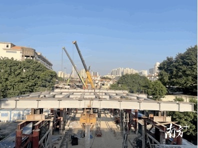 首跨钢梁安装成功。 首跨钢梁安装成功。