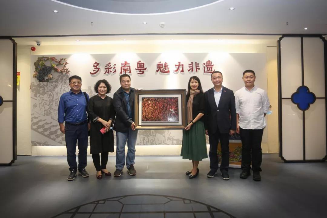 杨雄辉副教授向省非遗保护中心捐赠漆画作品《思归》。  通讯员 广东开放大学 供图