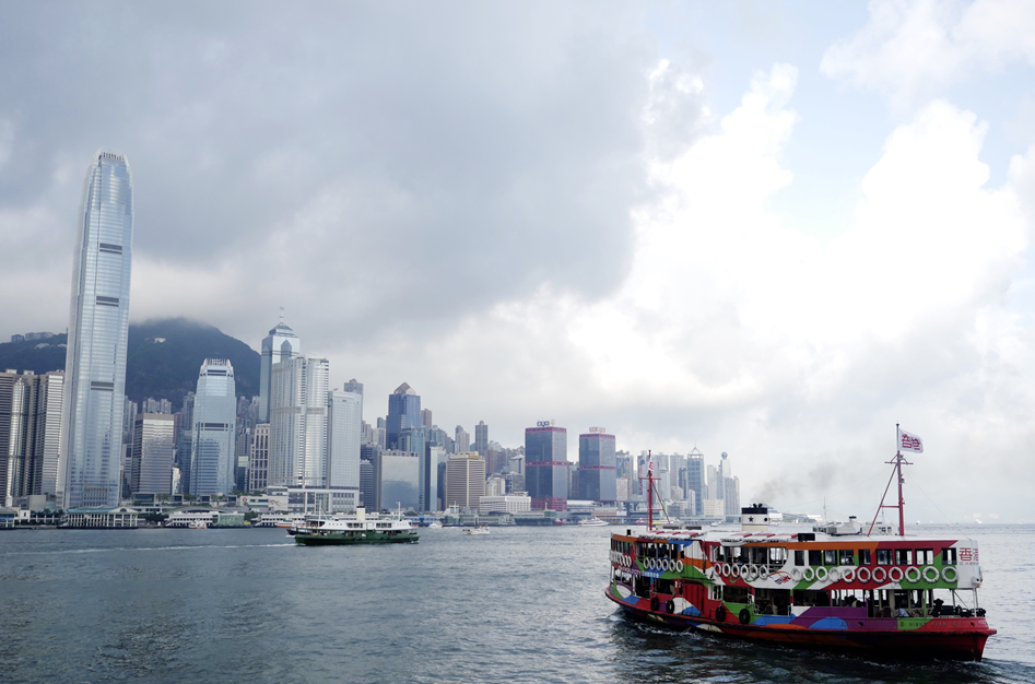 图为香港维多利亚港，目前香港九成以上的人口和商业都聚集在维港两岸。 新华社发
