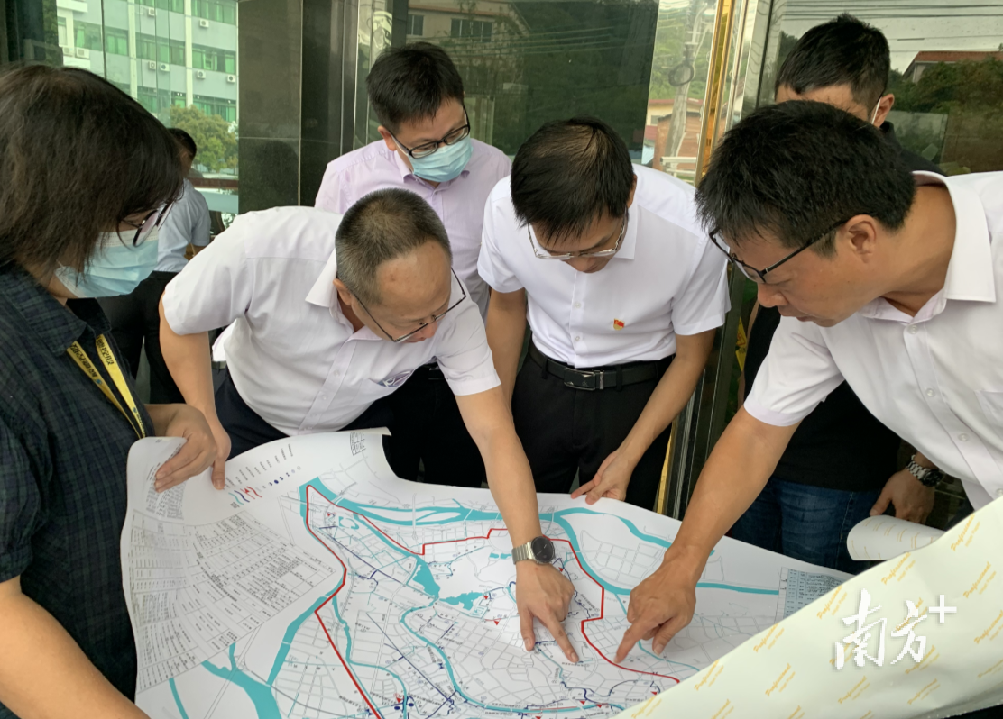  顺德区纪委监委深入桂畔海水系综合整治工程一线开展调研，推动督促巡察整改落到实处。顺纪宣供图
