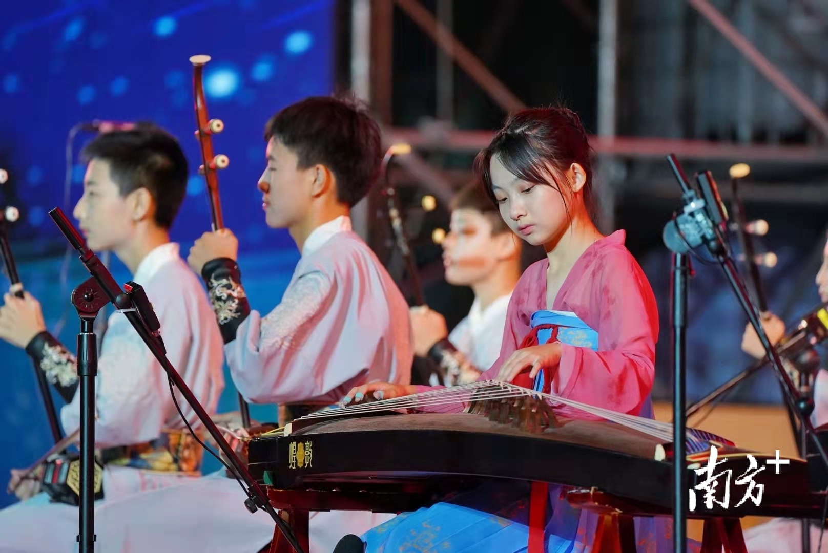 南方+ 戴嘉信 拍摄