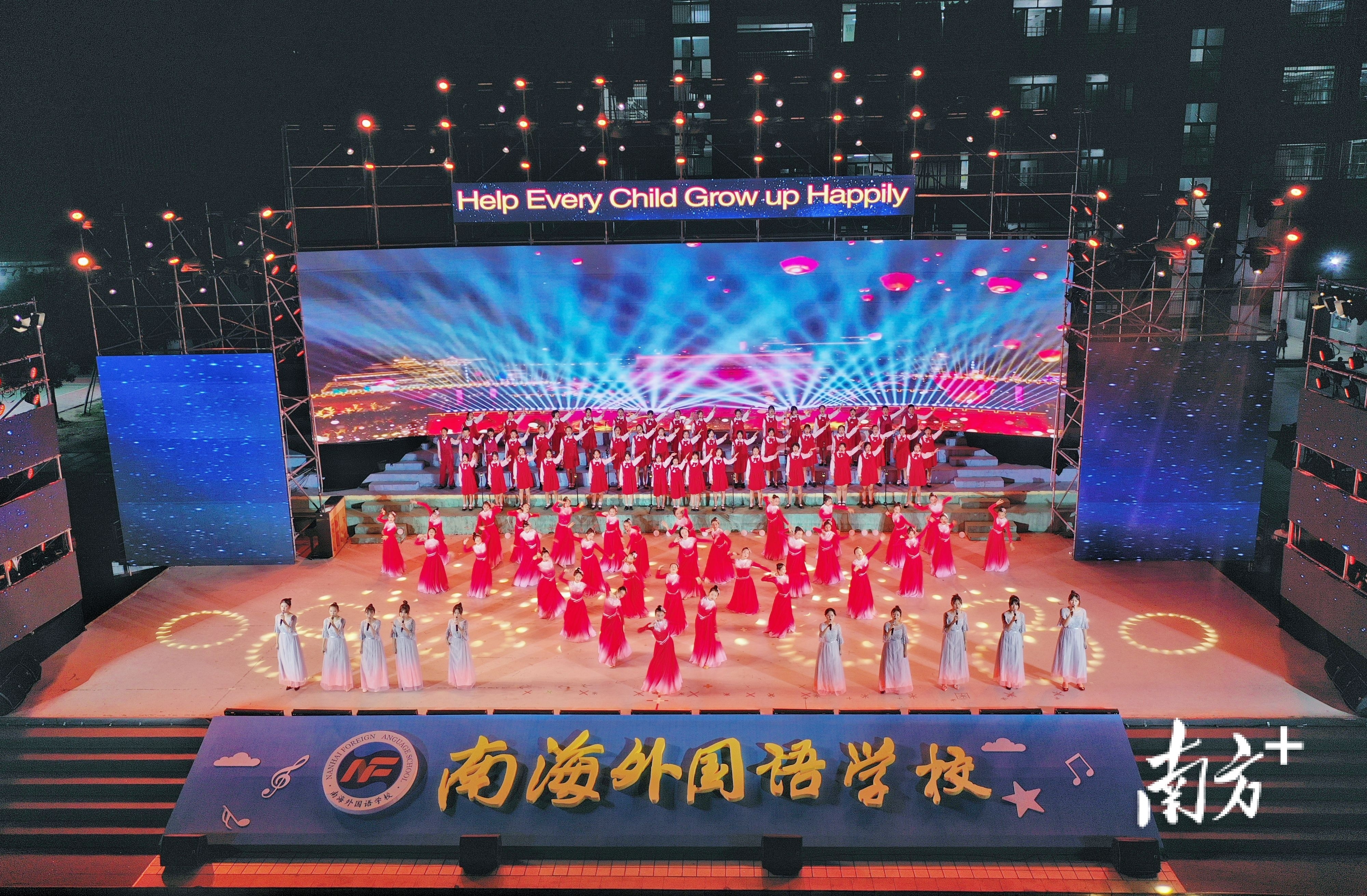 校舞蹈、合唱团带来歌舞《灯火里的中国》。