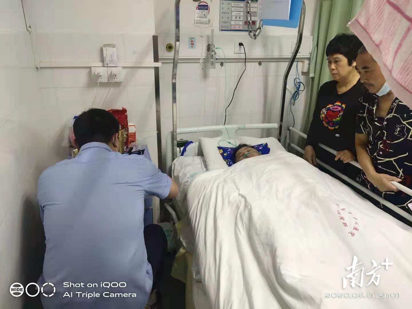 民警帮助事故受害者填报医疗垫付金申请。