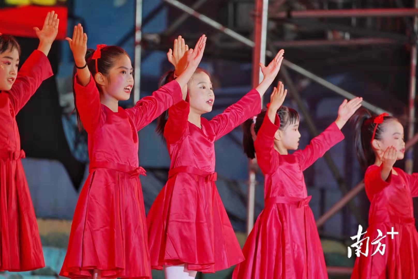 校语言戏剧社带来朗诵《红船引领新时代》。  南方+ 戴嘉信 拍摄