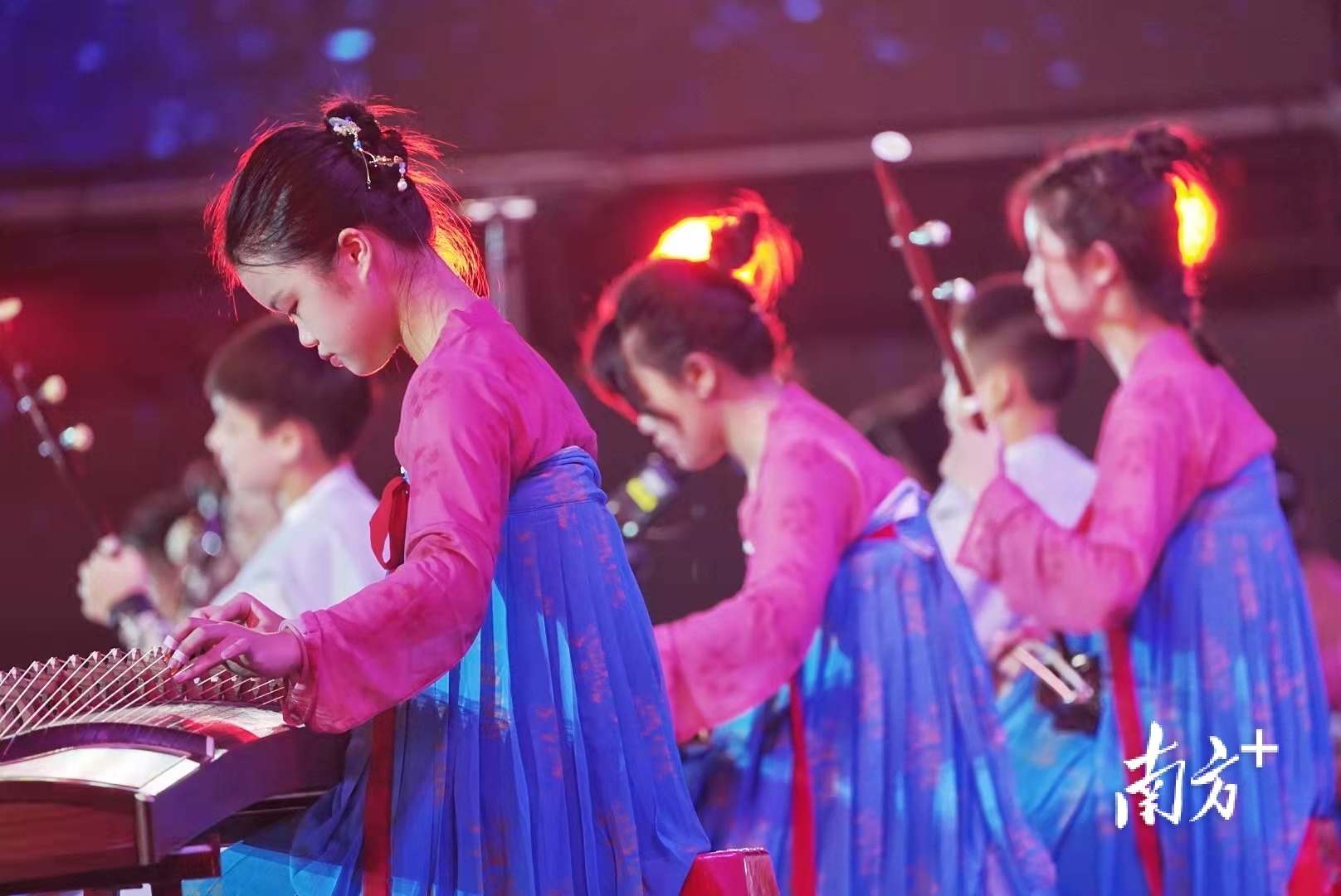 校民乐团带来一曲《盛世国乐》。