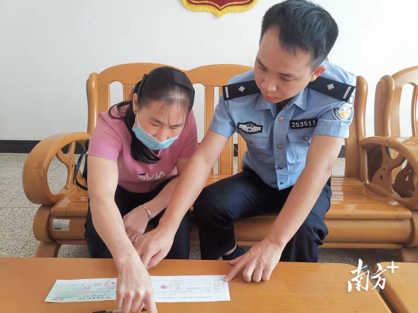 民警向事故受害者家属发放一次性困难补助。