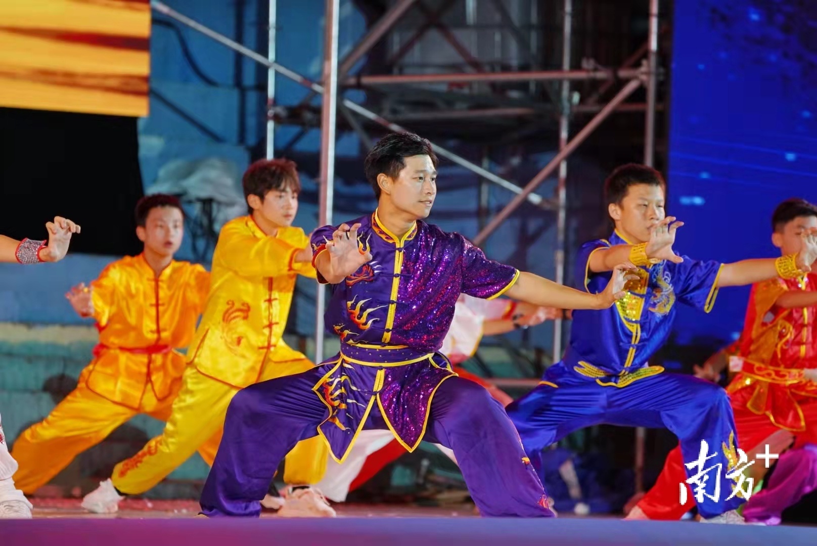 南方+ 戴嘉信 拍摄