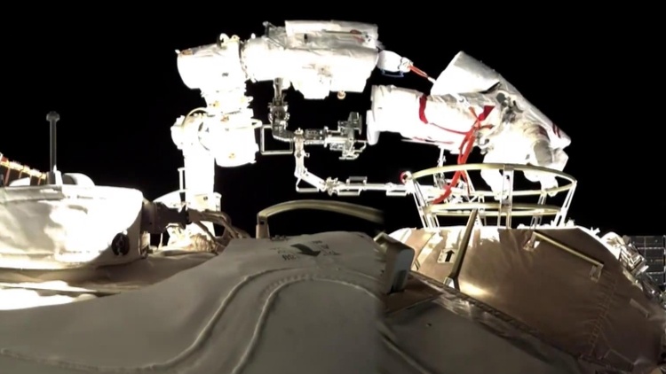 神舟十三号航天员乘组今日进行首次出舱活动