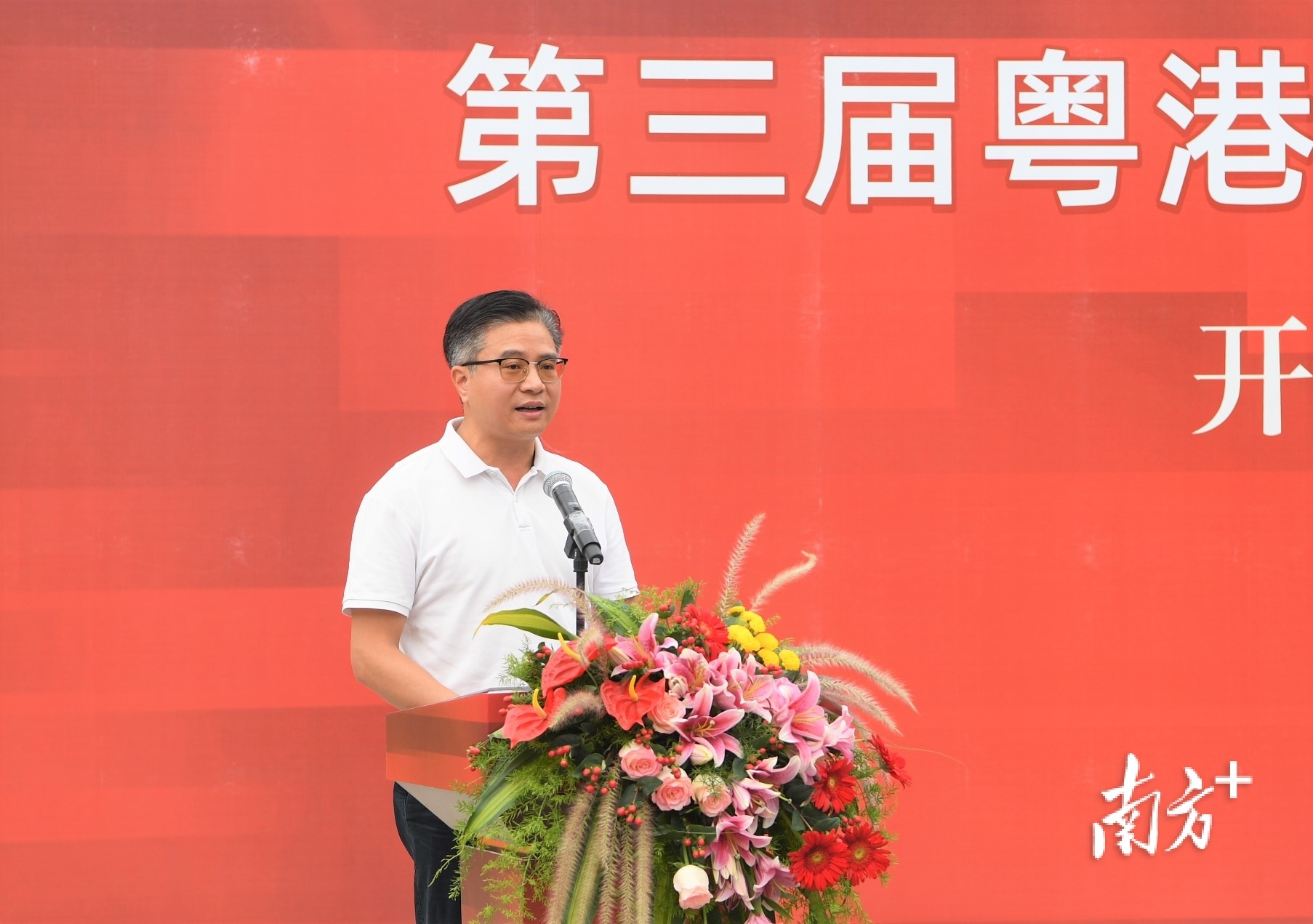 中共鹤山市委常委、宣传部部长张镇就致欢迎辞。杨兴乐 拍摄