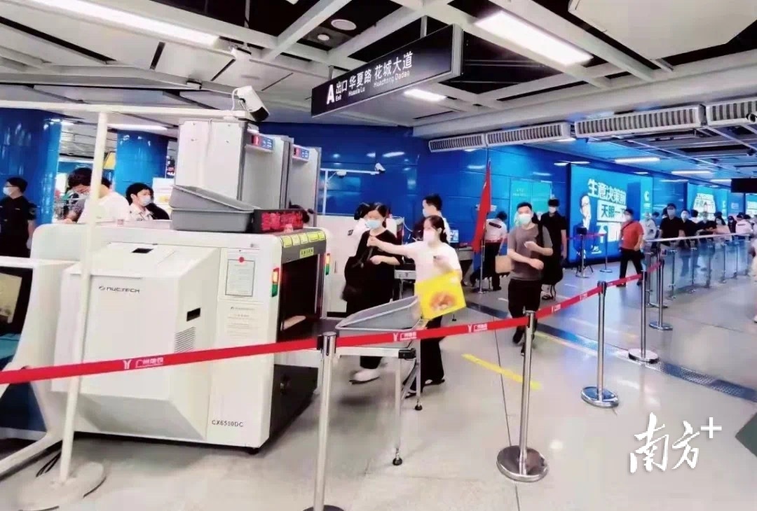 珠江新城地铁站设置“多机多门”。