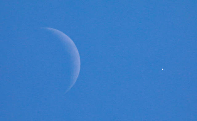 广州白天拍到的月掩月亮会合金星。