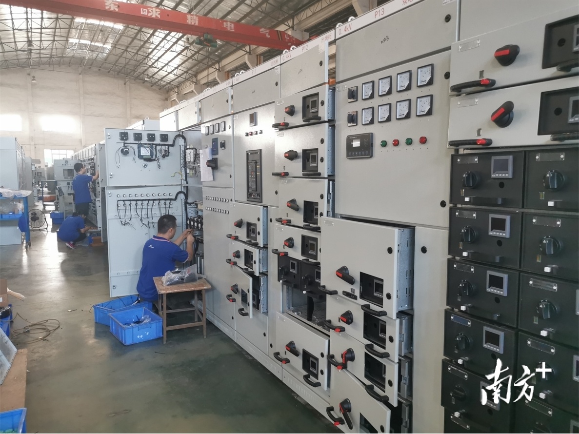 求精电气车间里，工人正忙碌地工作。盛正挺 摄