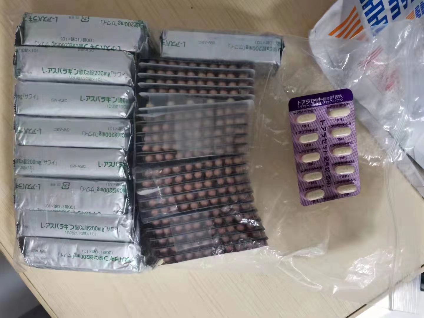 九洲海关在邮递渠道查获国家二类管制精神药品盐酸曲马多400粒。 九洲海关在邮递渠道查获国家二类管制精神药品盐酸曲马多400粒。