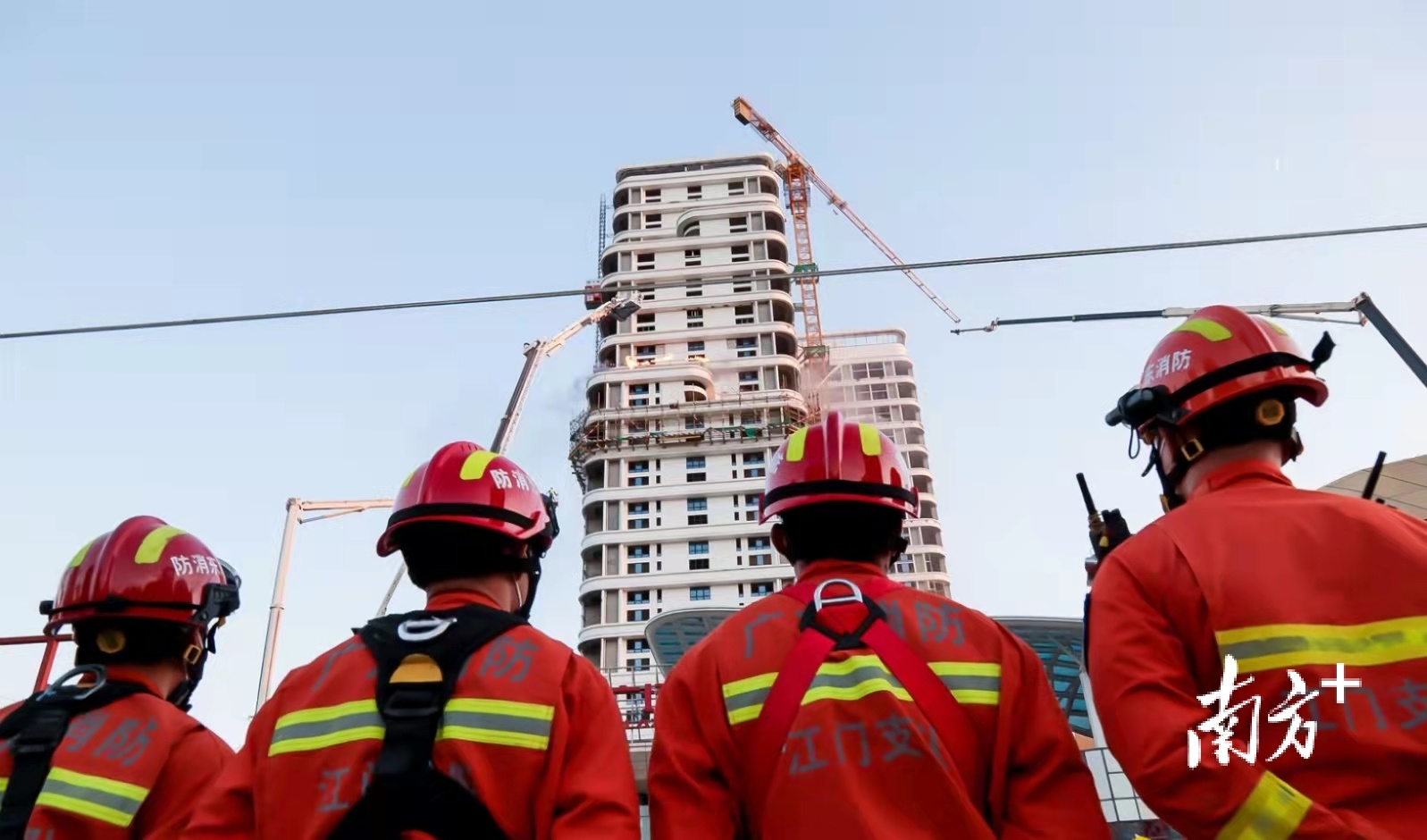  高层灭火救援演练中还展示了绳索救援技术。