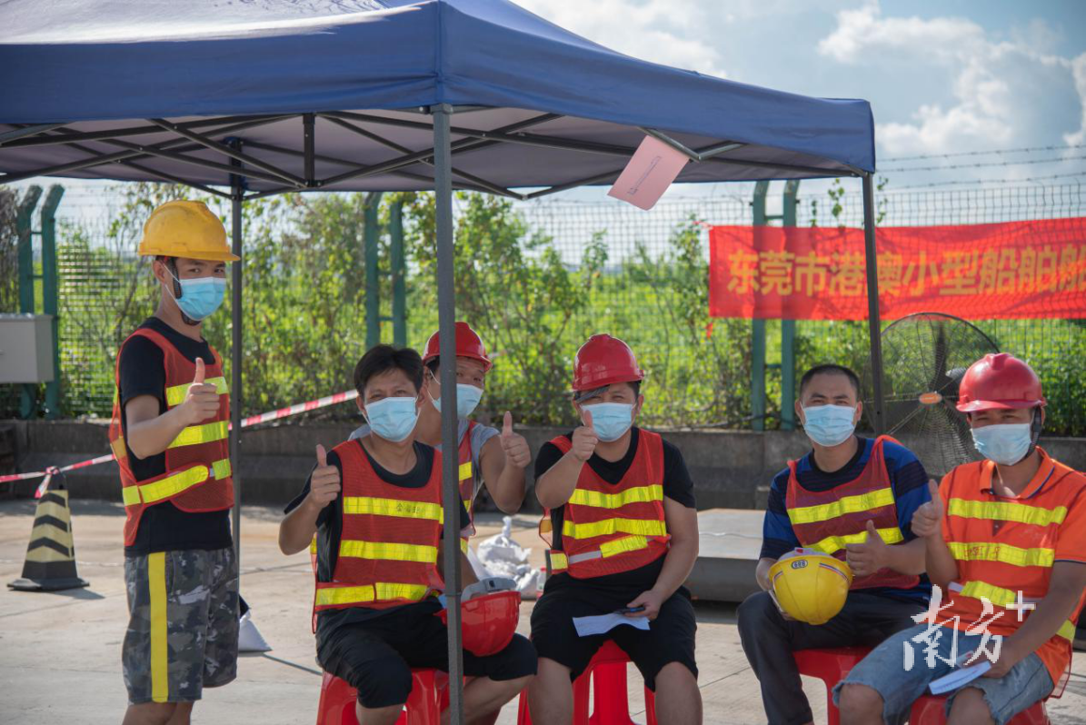 为港澳线驳船船员提供接种疫苗上门服务。 为港澳线驳船船员提供接种疫苗上门服务。