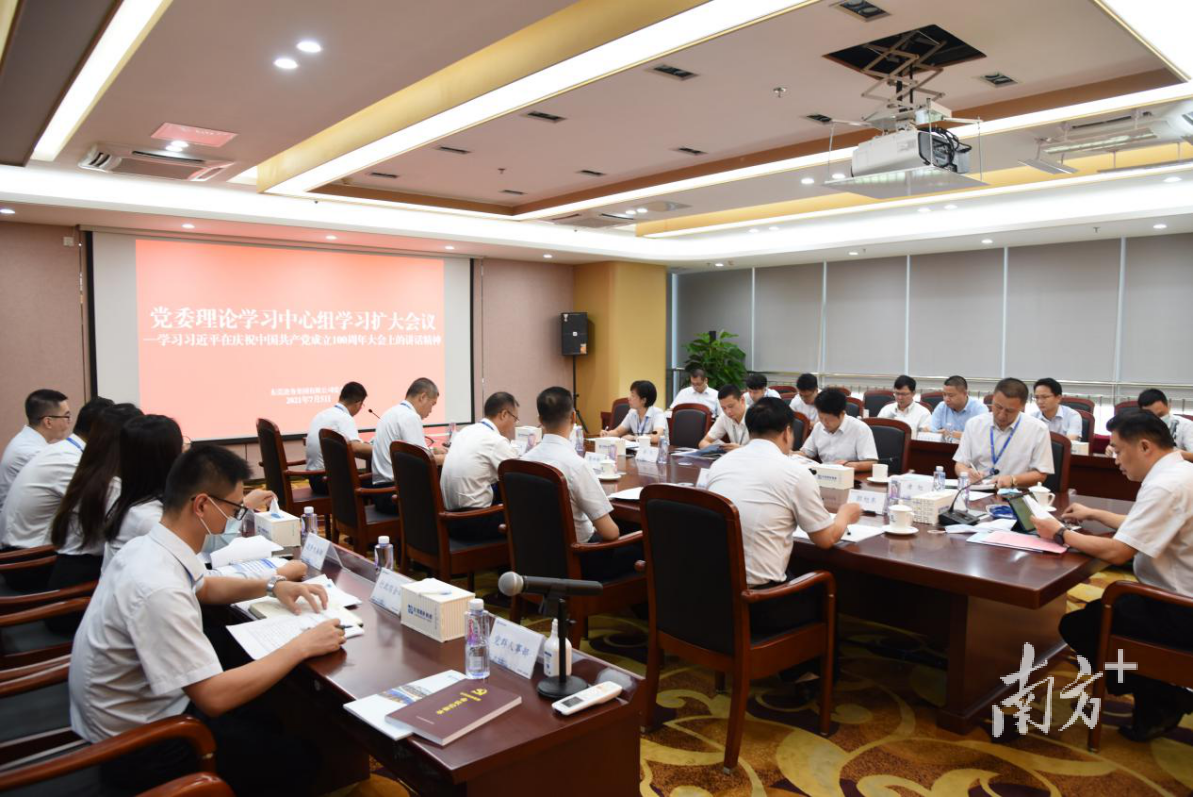 港务集团召开党委理论学习中心组(扩大)学习会议专题学习贯彻习近平总书记“七一”重要讲话精神。 港务集团召开党委理论学习中心组(扩大)学习会议专题学习贯彻习近平总书记“七一”重要讲话精神。