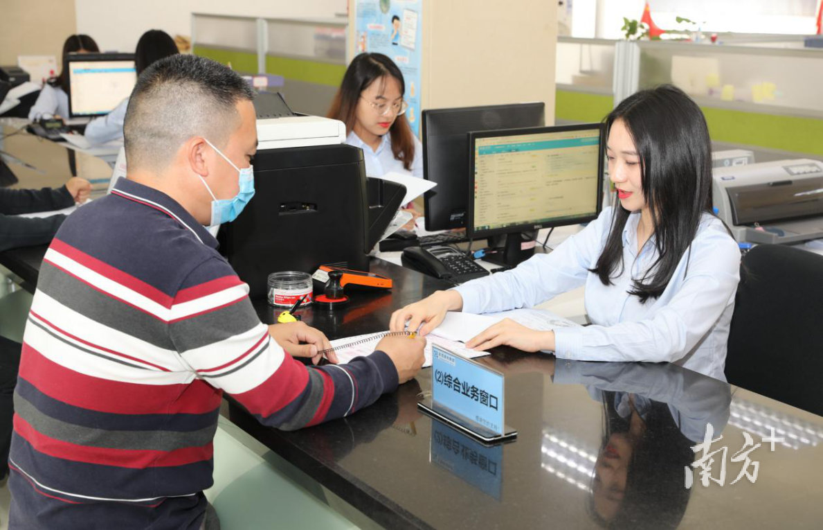 办证大厅工作人员为顾客提供贴心服务 办证大厅工作人员为顾客提供贴心服务