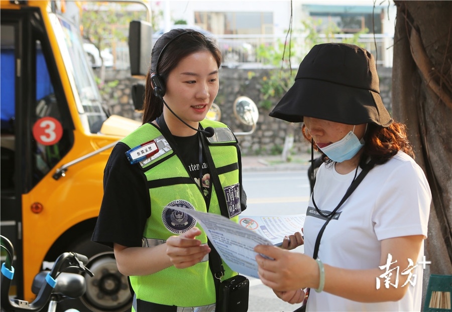 东莞义警向群众宣传反诈知识。