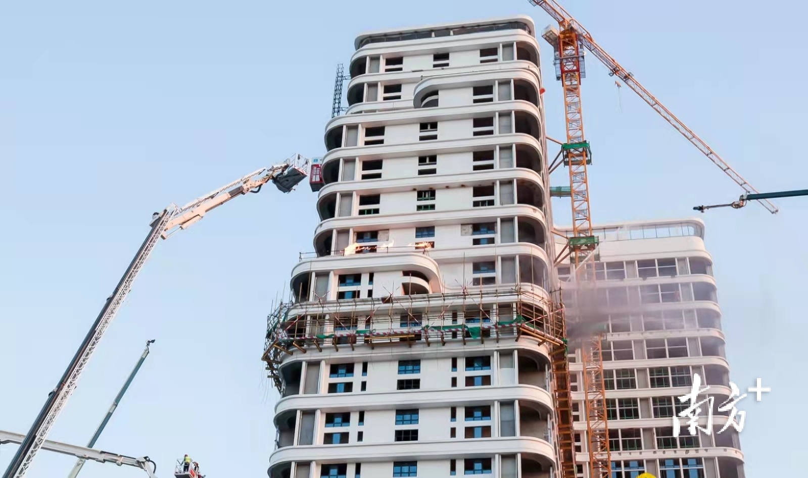  现场模拟高层公寓起火。