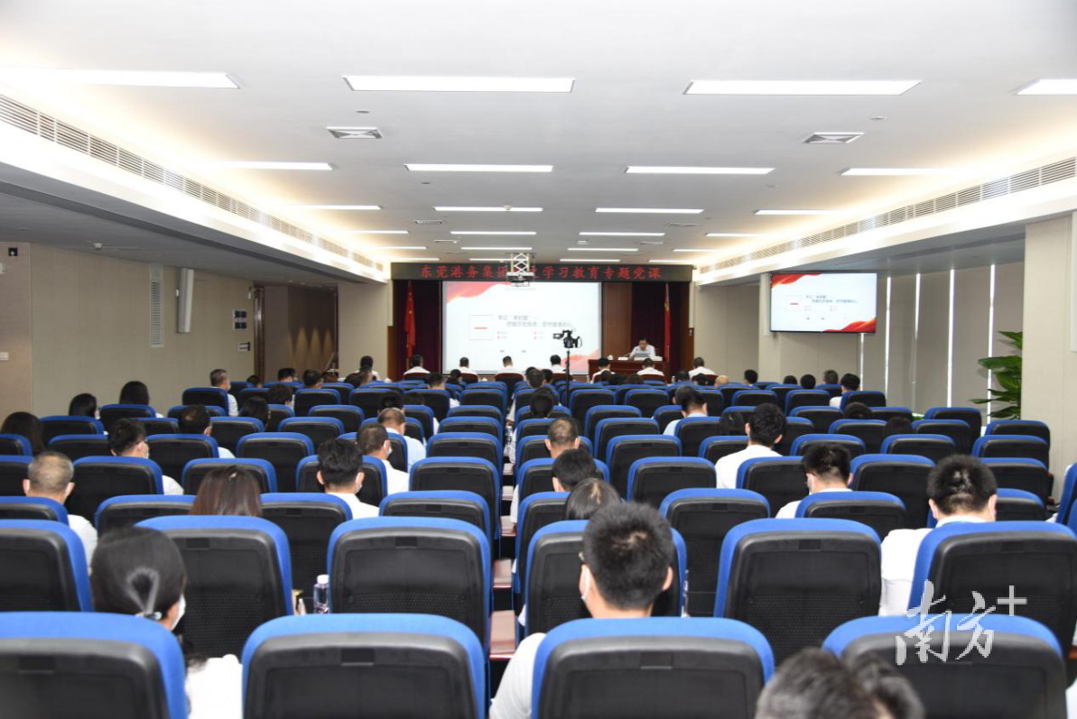 港务集团党委书记、董事长万辉以《学好党史“必修课”,做好发展“新文章”》为题作专题党课。 港务集团党委书记、董事长万辉以《学好党史“必修课”,做好发展“新文章”》为题作专题党课。