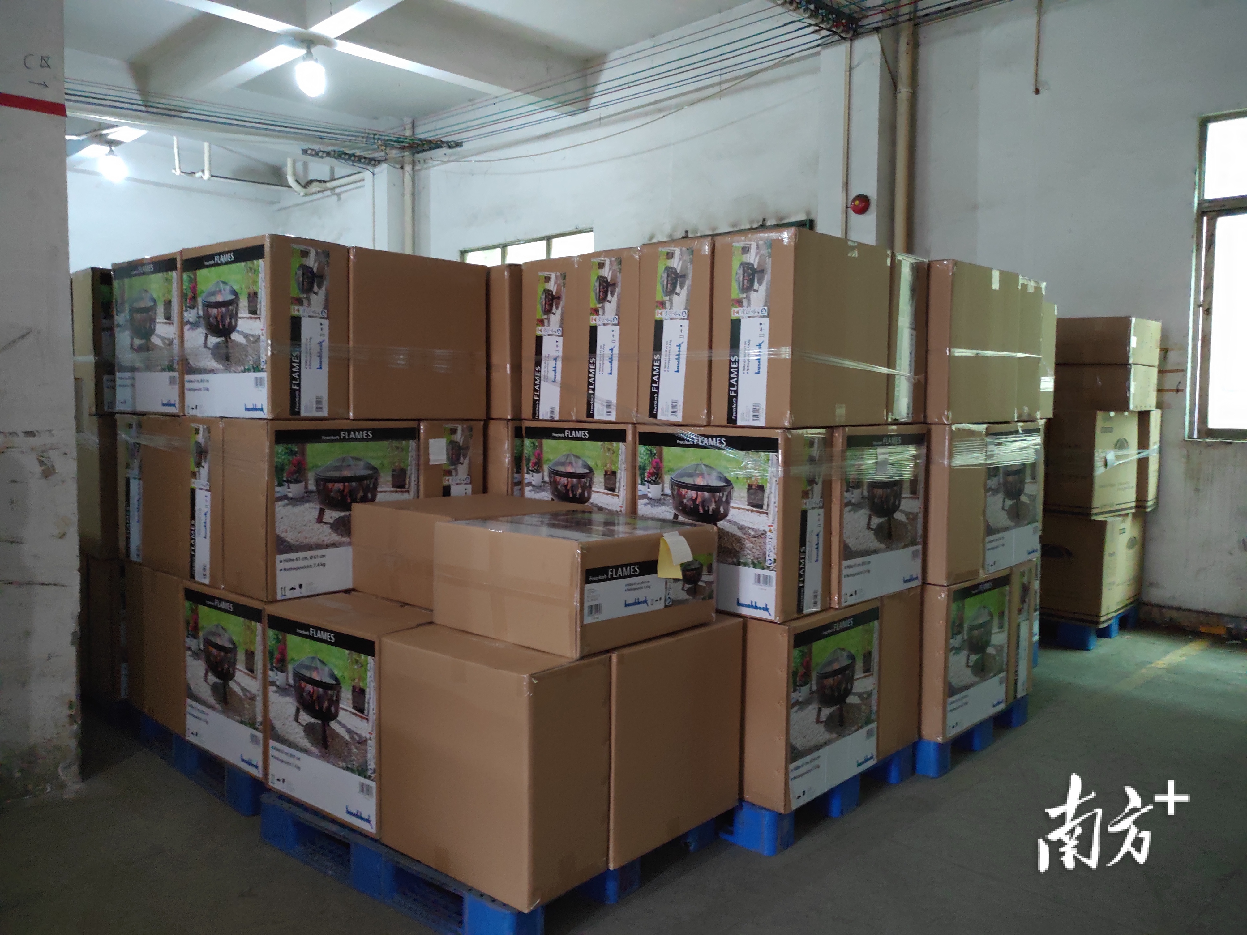 祥嘉诚仓库内整装待发的产品。王谦 摄