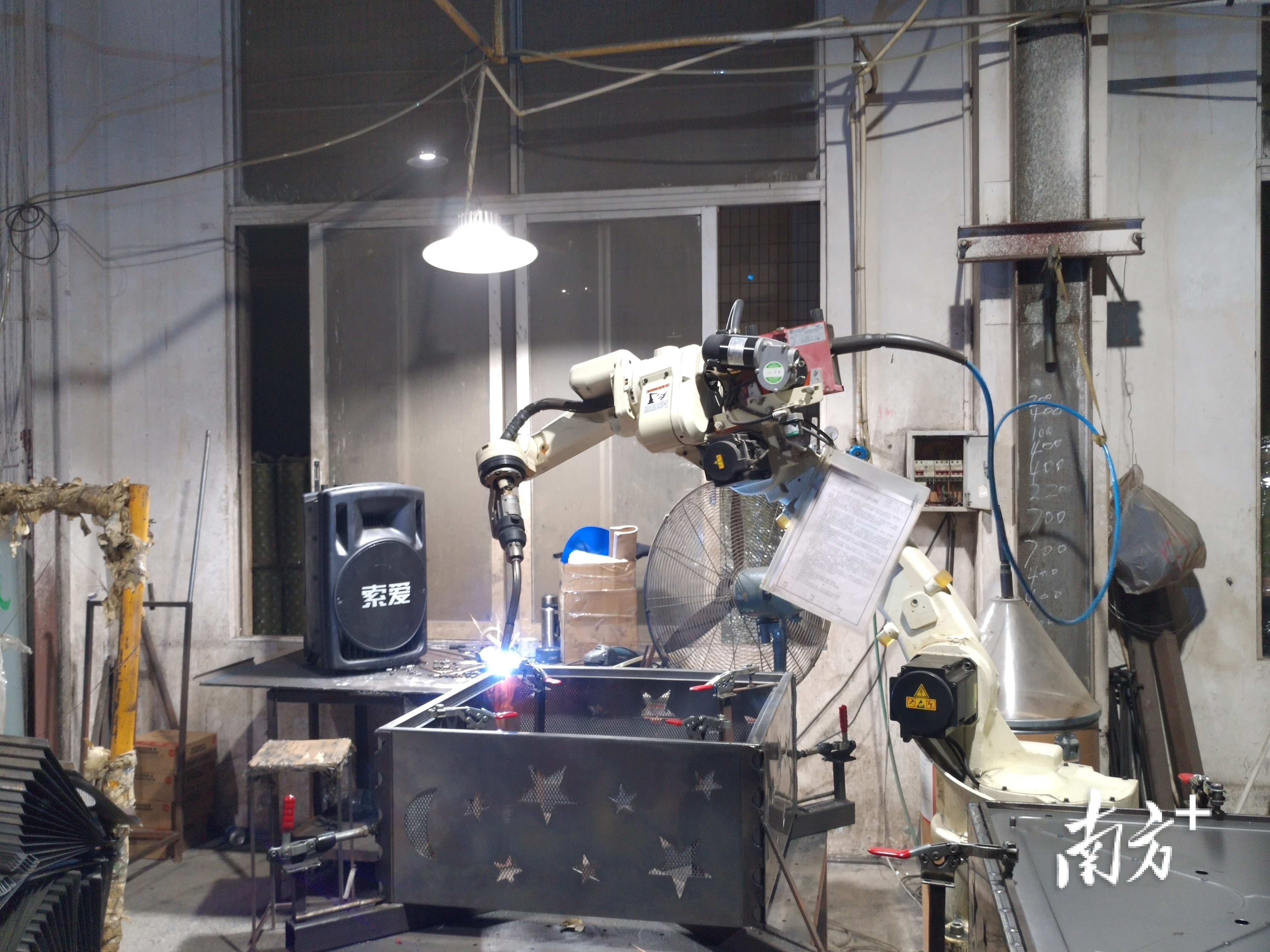  祥嘉诚引进的工业机器人。王谦 摄