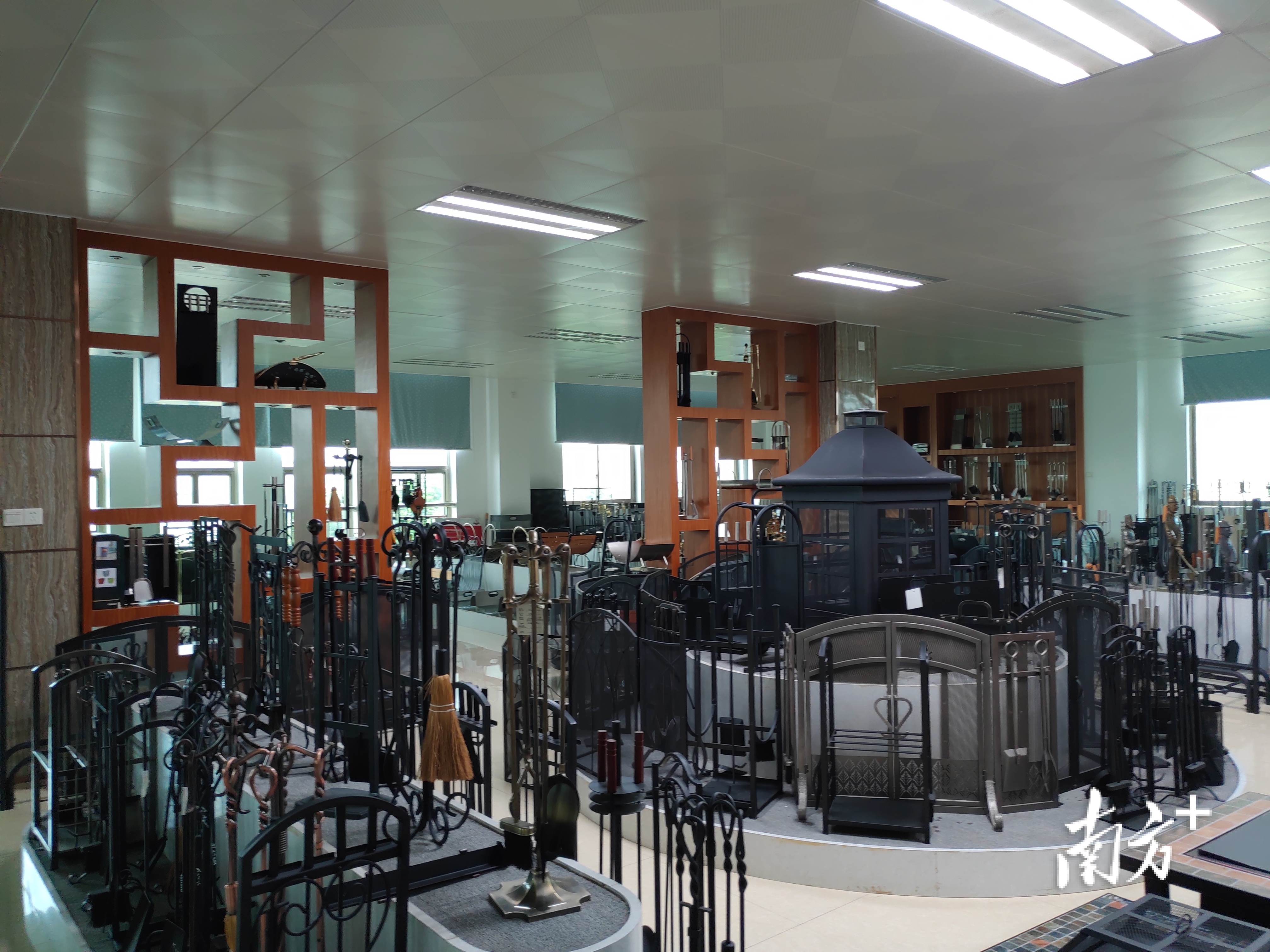 祥嘉诚展厅内琳琅满目的产品。王谦 摄