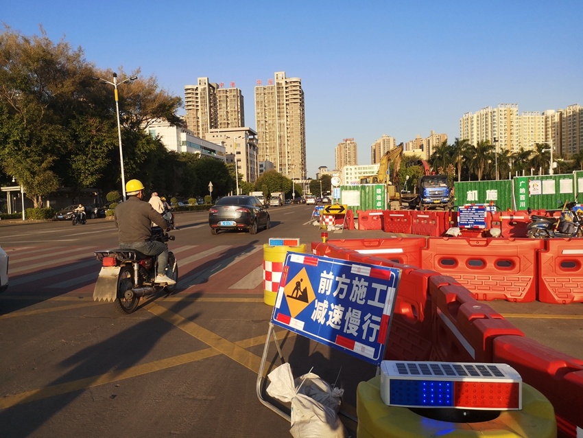 金惠大道升级改造采取分段施工，人民四路至东华大道路段正在围蔽施工。
