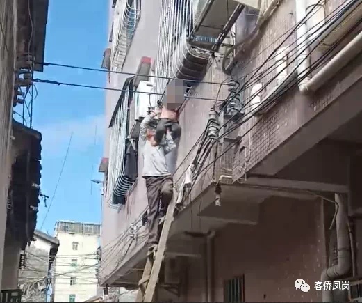  11月9日上午11时许，在凤岗镇凤德岭村一栋居民楼发生了惊险一幕。一名3岁男童不慎被吊在二楼阳台防盗网处。危急时刻，附近的一名建筑工人及时发现并搬来梯子托举男童，最终使被困男童化险为夷。