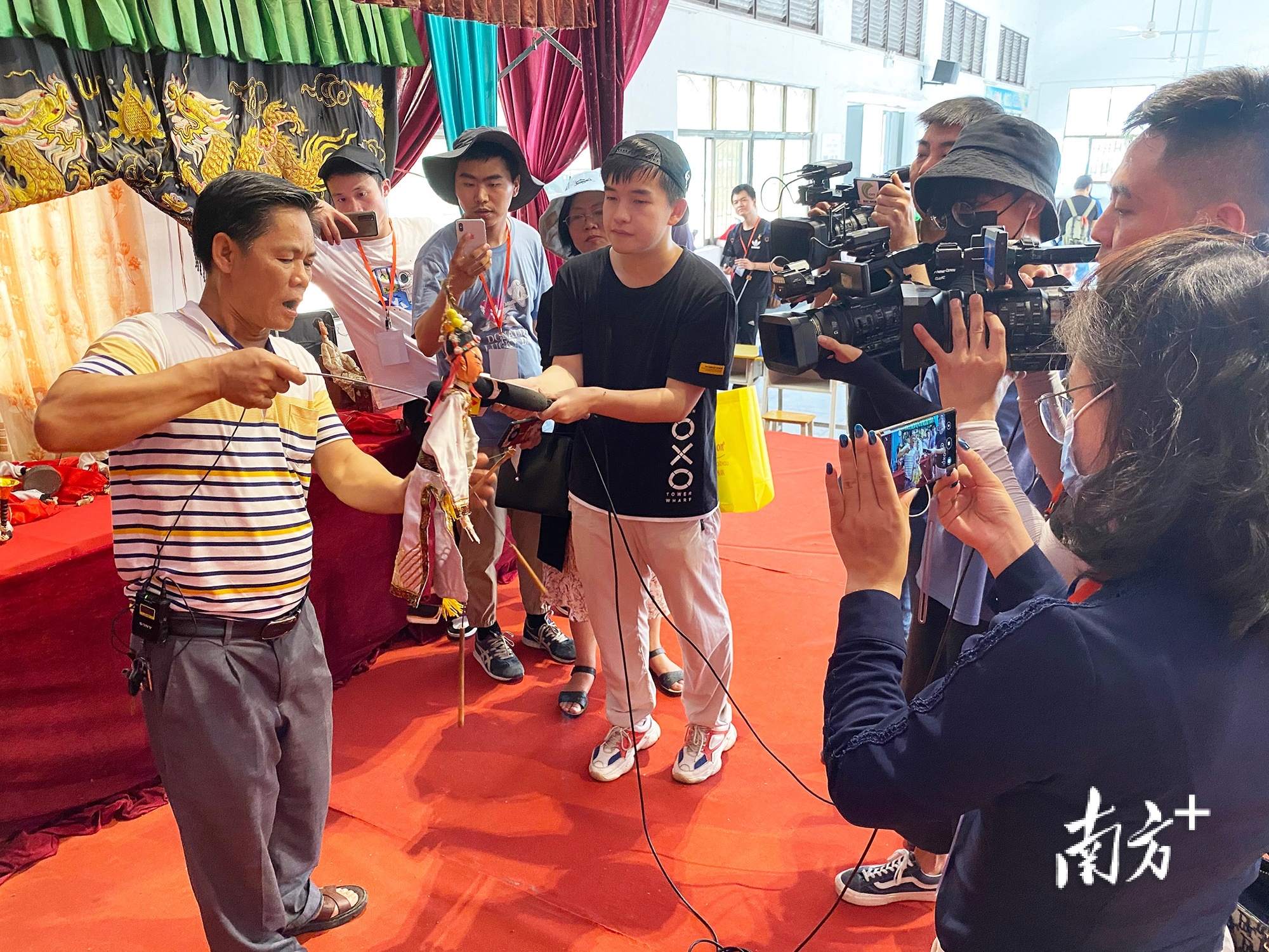 国家级非遗传承人陈培森在表演铁枝木偶。