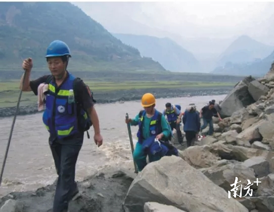 2008年汶川地震發(fā)生后,，中山一院醫(yī)療隊(duì)員徒步趕赴映秀鎮(zhèn),，是最早挺進(jìn)映秀鎮(zhèn)的醫(yī)療隊(duì)之一。