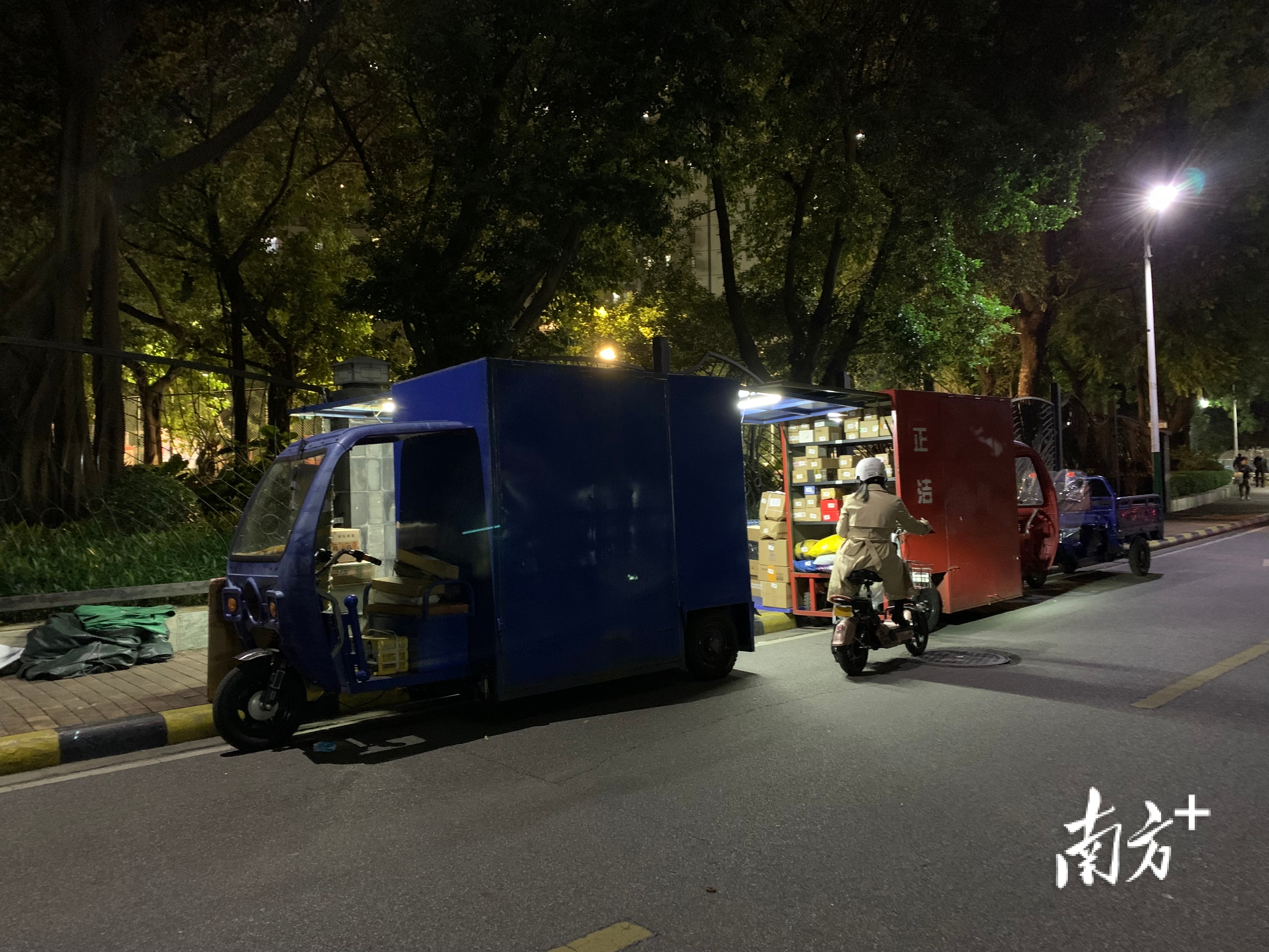 快递驿站的灯火。  南方+ 尤丹娜 拍摄