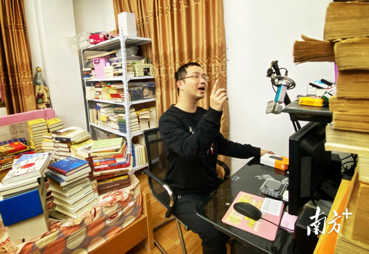 陈启亮置身在“书海”,录播讲古作品。纪金娜 摄 陈启亮置身在“书海”,录播讲古作品。纪金娜 摄