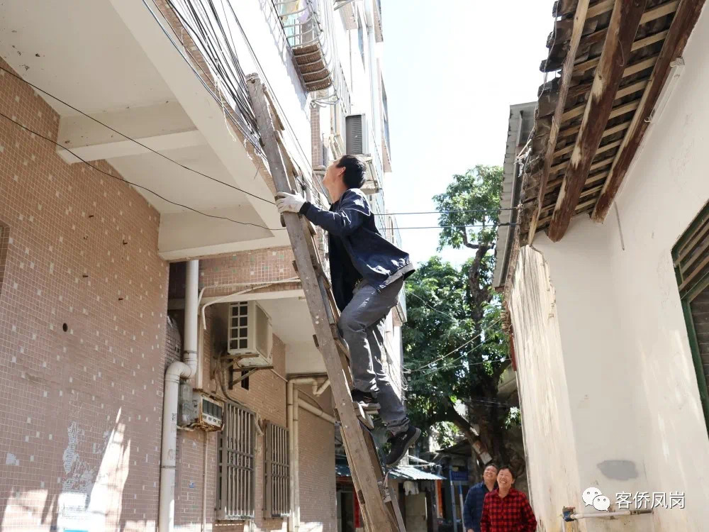  11月9日上午11时许，在凤岗镇凤德岭村一栋居民楼发生了惊险一幕。一名3岁男童不慎被吊在二楼阳台防盗网处。危急时刻，附近的一名建筑工人及时发现并搬来梯子托举男童，最终使被困男童化险为夷。